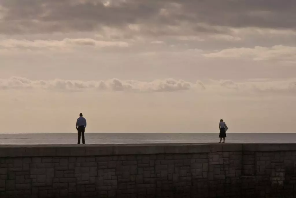 Man and woman distance